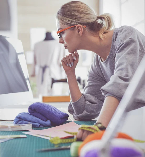 Jonge aantrekkelijke vrouwen mode ontwerpers leunend op kantoor, werken met een laptop — Stockfoto