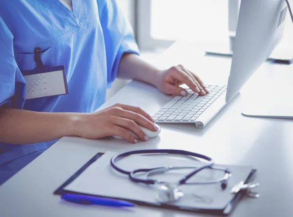 Giovane donna stanca esausta seduta alla scrivania, che lavora al computer con documenti medici — Foto Stock