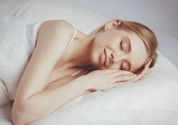 Young beautiful girl sleeps in the bedroom — Stock Photo, Image