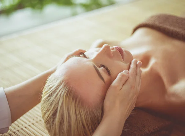Krásná žena dělá masáž obličeje v lázeňském salonu — Stock fotografie