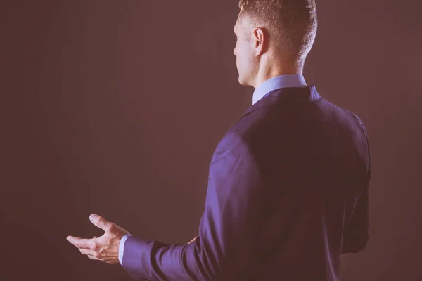 Portret van succesvolle zakenman. Geïsoleerd op donkere achtergrond — Stockfoto