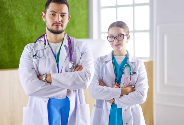 Lékařský tým lékařů, muž a žena, izolovaný na bílém pozadí — Stock fotografie