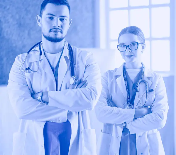 Un equipo médico de médicos, hombres y mujeres, aislados sobre fondo blanco — Foto de Stock