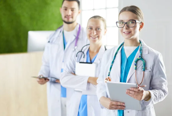 Artsen die een tablet gebruiken in het ziekenhuis die in functie is — Stockfoto