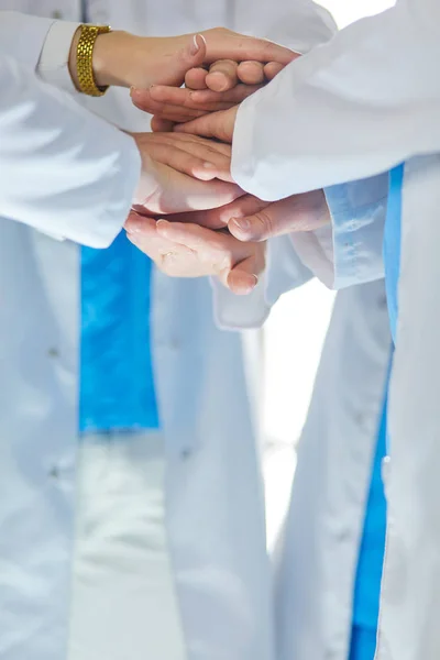 Médicos e enfermeiros em uma equipe médica empilhando mãos — Fotografia de Stock