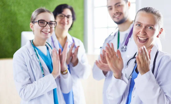 Equipe médica feliz composta por médicos do sexo masculino e feminino sorrindo amplamente e dando um polegar de sucesso e esperança — Fotografia de Stock