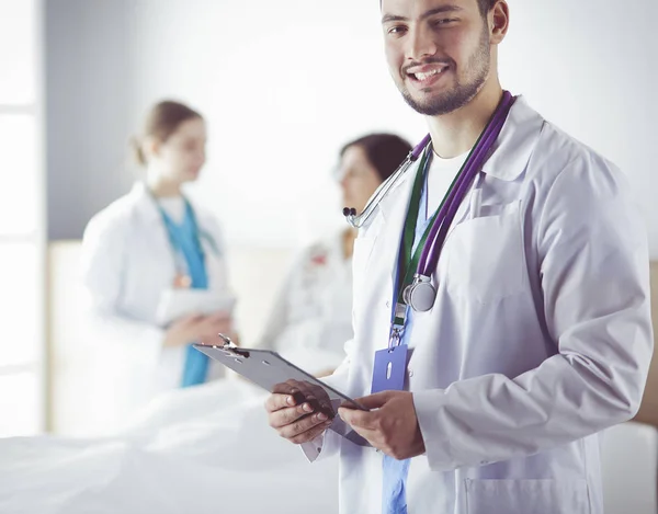 Médico explicando el diagnóstico a su paciente femenino —  Fotos de Stock