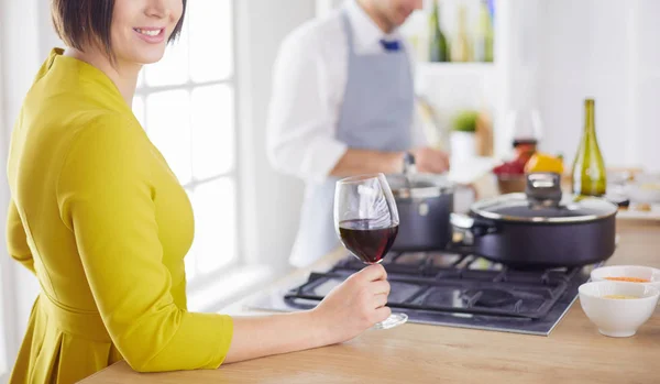 Atrakcyjna para w miłości gotowania i otwiera wino w kuchni podczas gotowania kolacji na romantyczny wieczór — Zdjęcie stockowe