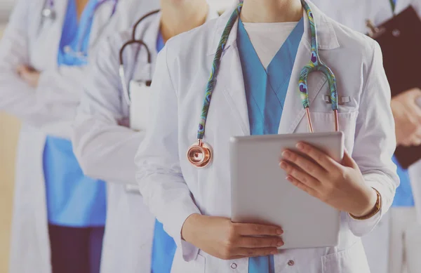 Gruppe von Ärzten und Krankenschwestern im Krankenhauszimmer — Stockfoto