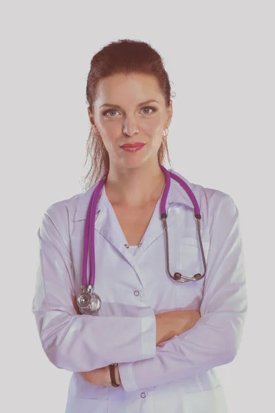 Portret van de jonge vrouw arts met witte jas staan in het ziekenhuis. Portret van de jonge vrouw arts — Stockfoto