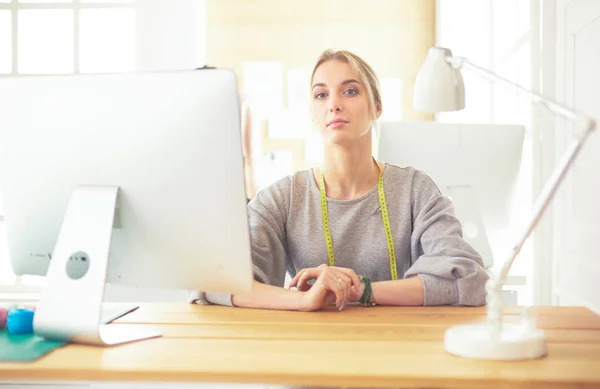 Créatrice de mode femme travaillant en studio, assise au bureau — Photo