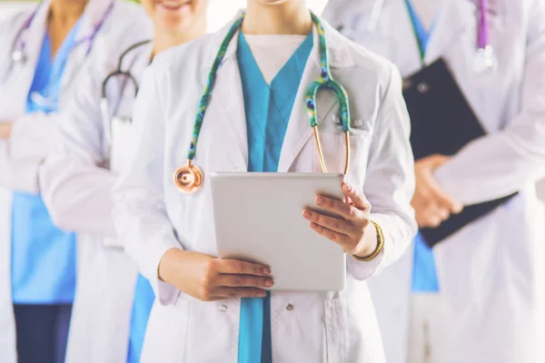 Gruppo di medici e infermieri in piedi nella stanza d'ospedale — Foto Stock