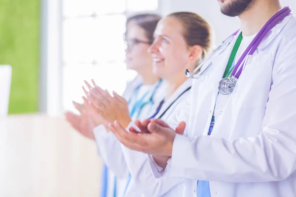 Medisch team hun handen klappen tijdens een vergadering — Stockfoto