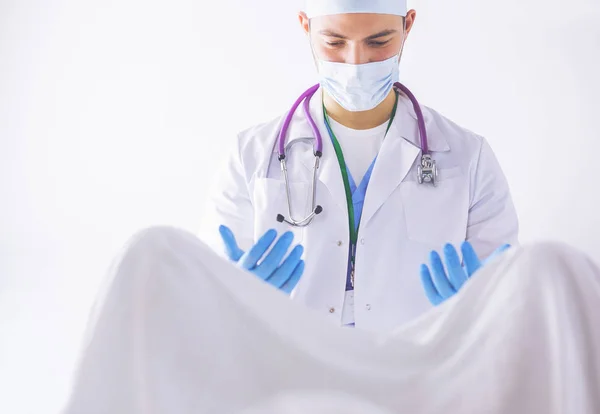 Obstetra do sexo masculino e enfermeira de esfoliação são entregues à gestante na sala de parto do hospital — Fotografia de Stock