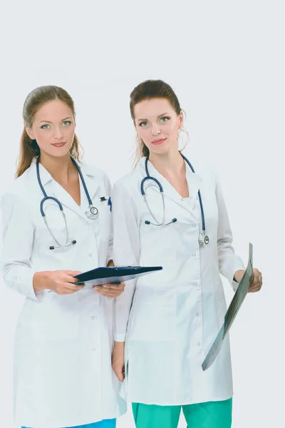 Две медсестры смотрят рентгеновский снимок, стоят в больнице. Рентген. Две женщины-врача — стоковое фото