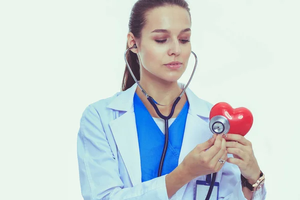 Pozitif kadın doktor stetoskop ve kırmızı kalp sembolü ile ayakta izole. Kadın doktor — Stok fotoğraf