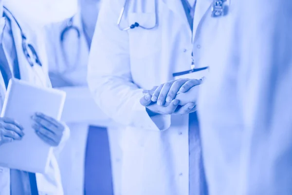 Medici che utilizzano un tablet in ospedale in piedi in ufficio — Foto Stock
