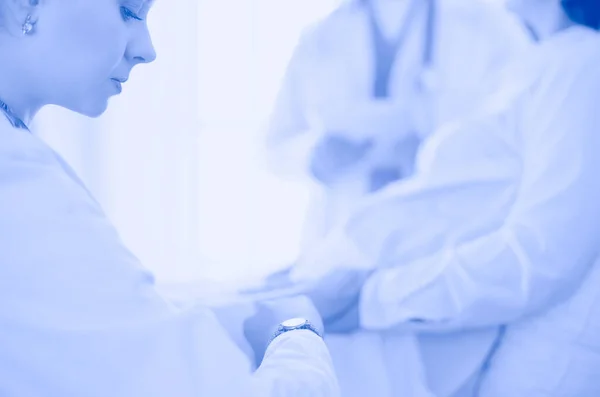 Ärztin hält älteren Patienten die Hände und tröstet sie — Stockfoto