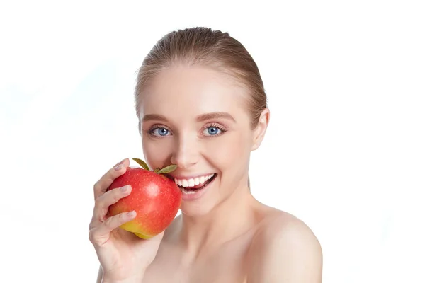 Retrato de feliz sorrindo jovem bela mulher comendo maçã vermelha, sobre fundo branco — Fotografia de Stock