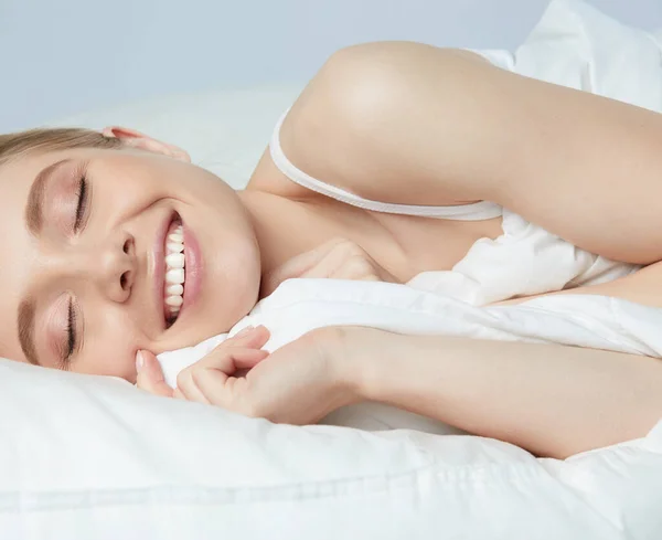 Foto de la joven durmiente acostada en la cama con los ojos cerrados — Foto de Stock