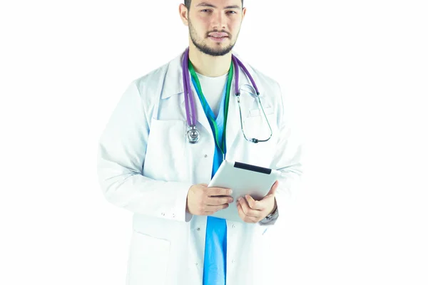 Retrato de um médico confiante com tablet isolado em fundo branco — Fotografia de Stock