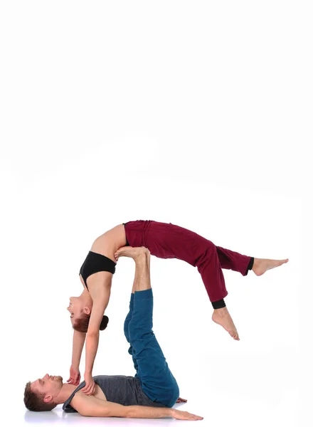 Νεαρό ζευγάρι αθλητική εξάσκηση acroyoga. Εξισορρόπηση στο ζευγάρι. — Φωτογραφία Αρχείου