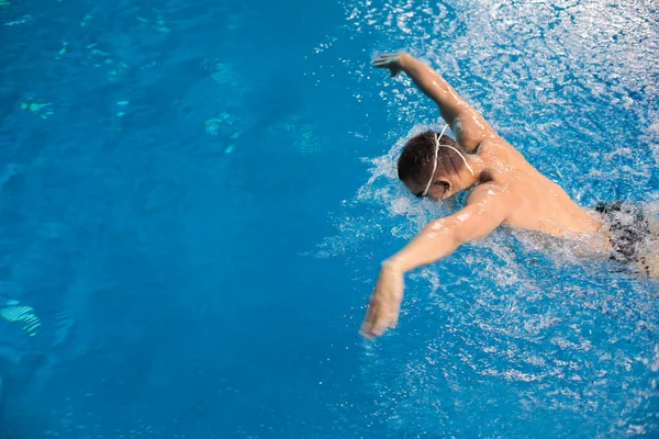 Male swimmer at the swimming pool. Underwater photo. Male swimmer. — Stock Photo, Image