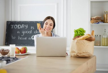 Evde dizüstü bilgisayar ile genç kadın