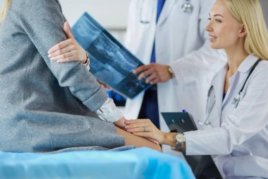 Doktor ve hasta tarama sonuçlarını tarama merkezinde tartışıyor