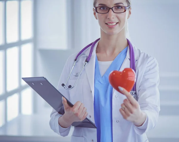 Médecin féminin avec le stéthoscope tenant le cœur — Photo