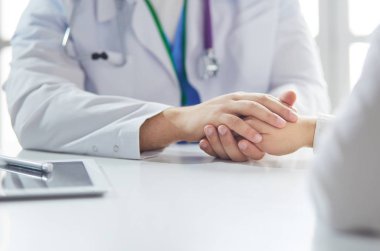 yakın çekim, stetoskop ve kağıt üzerinde arka plan doktor ve hasta el