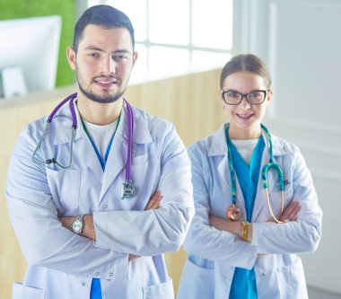 Beyaz arka planda izole edilmiş bir doktor, kadın ve erkek.