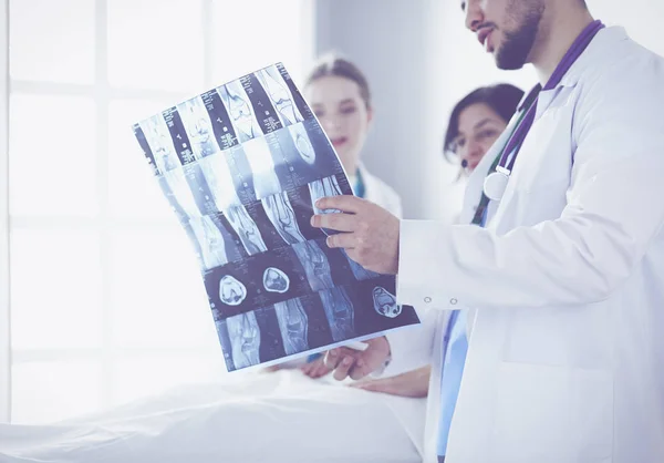 Orvosi csapat megvitatása diagnózis röntgen kép az irodában — Stock Fotó