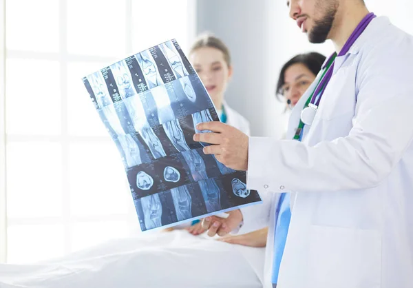Medical team discussing diagnosis of x-ray image in office — Stock Photo, Image