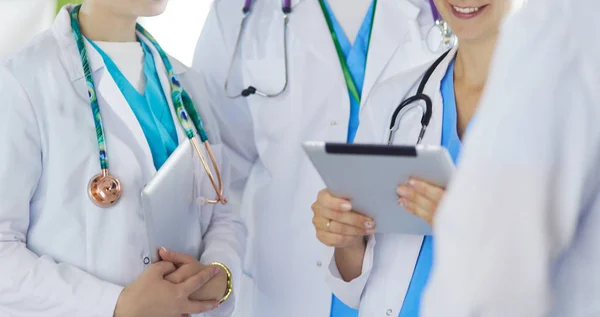 Doctor mostrando algo en su tableta a su equipo médico — Foto de Stock