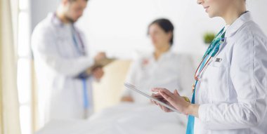 Ameliyathanedeki doktor genç kadını muayene ediyor.