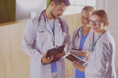 Doktor tabletinde tıbbi ekibine bir şey gösteriyor.