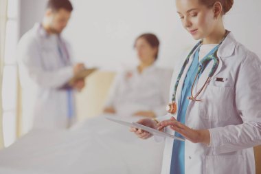 Doktor ya da hemşire hastanede hastayla konuşuyor.