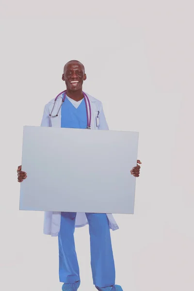 Manlig läkare som håller i tomma plakat. Doktorn. Anslagstavla — Stockfoto
