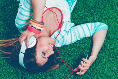 Mutfakta masada oturan genç bir kadın. Genç kadın.