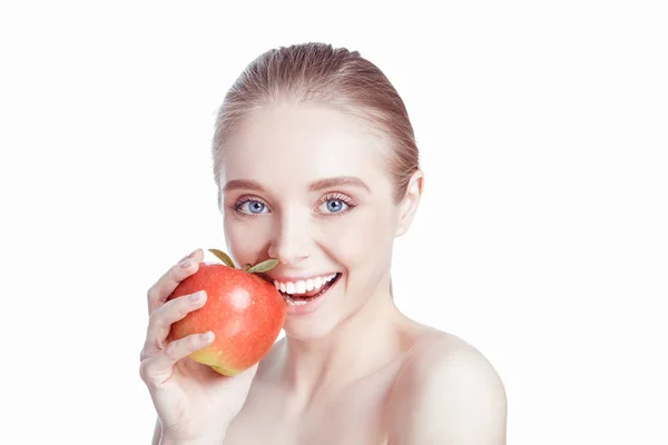 Retrato de feliz sorrindo jovem bela mulher comendo maçã vermelha, sobre fundo branco — Fotografia de Stock