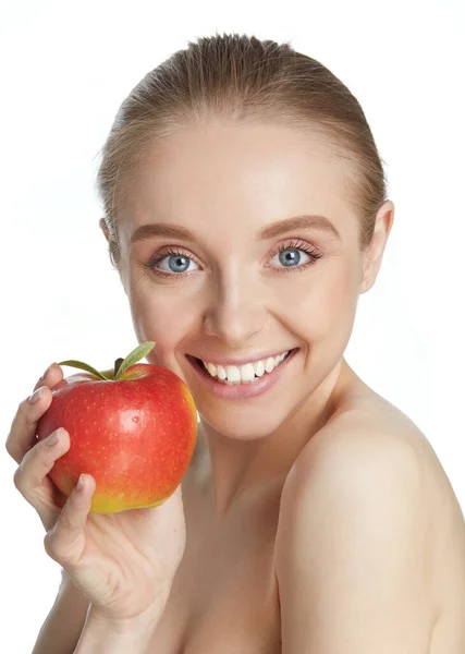 Linda joven sosteniendo manzana roja mientras está aislada sobre fondo blanco — Foto de Stock