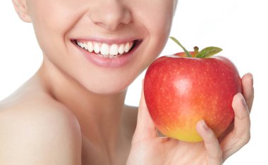 Beyaz arka plan üzerinde izole ederken kırmızı elma tutan sevimli genç bayan