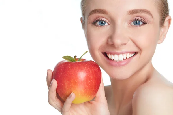 Niedliche junge Dame mit rotem Apfel, während isoliert auf weißem Hintergrund — Stockfoto