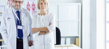 Doktorlar tıbbi ofis kameraya gülümseyen