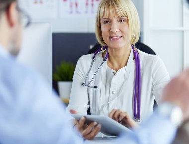 Amerikalı doktor ameliyatta kadın konuşuyor