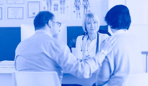 Doctor talking to her male patient at office — Stock Photo, Image