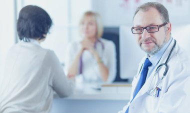 Hastanede bir iş yerinde gülümseyen tıp doktorları