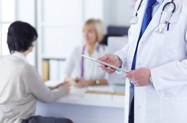 Doktor elinde boş boş bilgisayar tablet