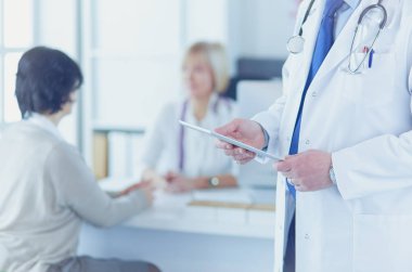 Doktor elinde boş boş bilgisayar tablet